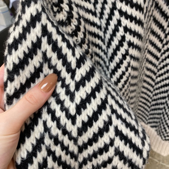 HOST PIC ❤️ Adorable and comfy Parisian sweater - Picture 3 of 4